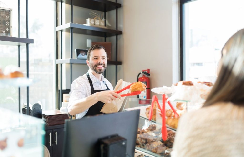 Papel kraft en bobinas, bolsas, sobres y cortado para panaderias y confiterias